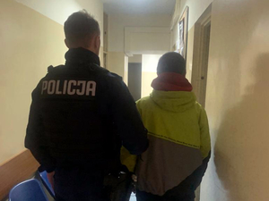 Policjant podczas doprowadzenia zatrzymanego do komisariatu