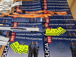 Materiały i foldery promujące zwód policjanta