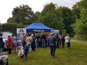 stoisko promocyjne policjantów