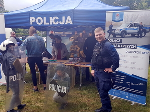 umundurowany policjant prezentuje sprzęt policyjny