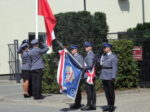 Uroczysty apel z okazji Święta Policji. Podniesienie flagi państwowej na maszt