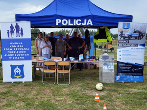 stoisko promocyjne Posterunku Policji w Lesznie i GKRPA w Lesznie wraz z przedstawicielami