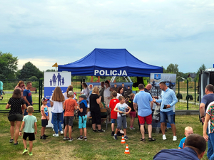 stoisko promocyjne Posterunku Policji w Lesznie i GKRPA w Lesznie wraz z przedstawicielami i uczestnikami pikniku