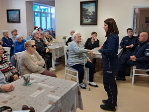 Policjantka podczas spotkania z seniorami