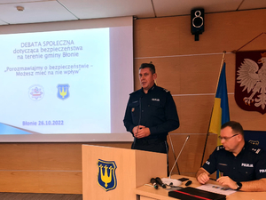 Komendant Powiatowy Policji podczas powitania uczestników debaty społecznej