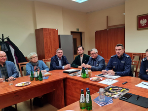 Członkowie Komisji Porządku Publicznego i Obronności Rady Powiatu Warszawskiego wraz z zaproszonymi gośćmi Zachodniego podczas posiedzenia