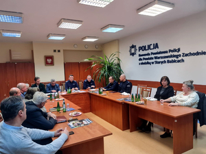 Członkowie Komisji Porządku Publicznego i Obronności Rady Powiatu Warszawskiego wraz z zaproszonymi gośćmi Zachodniego podczas posiedzenia