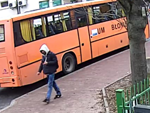 Sylwetka poszukiwanego mężczyzny.
Rysopis mężczyzny: szczupły, średniego wzrostu, ubrany był w czarną kurtkę, spodnie jeansowe, ciemne buty z białym znaczkiem, na głowie założony jasny kaptur. Miał ze sobą ciemny plecak.