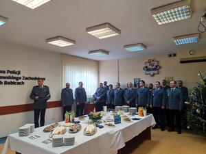 Uczestnicy spotkania opłatkowego w komendzie