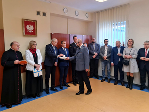 Uczestnicy spotkania opłatkowego w komendzie. Rozdanie opłatka