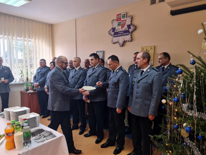 Uczestnicy spotkania opłatkowego w komendzie. Rozdanie opłatka