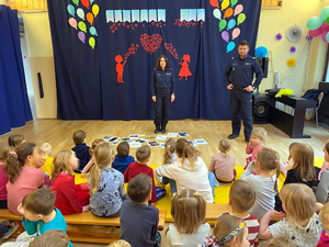 Policjanci prowadzą spotkanie o bezpieczeństwie z przedszkolakami