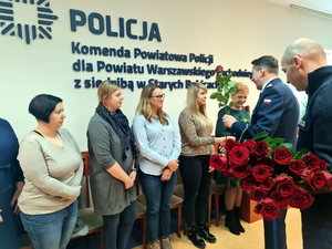 Komendant składa życzenia i wręcza kwiaty policjantkom i pracownicom komendy