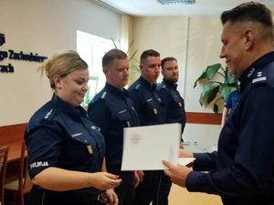 Komendant Powiatowy wręcza rozkaz personalny awansowanemu policjantowi