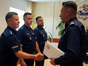 Komendant Powiatowy wręcza rozkaz personalny awansowanemu policjantowi