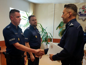 Komendant Powiatowy wręcza rozkaz personalny awansowanemu policjantowi