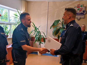 Komendant Powiatowy wręcza rozkaz personalny awansowanemu policjantowi