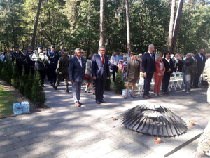 Delegacje składają wieńce na cmentarzu wojennym