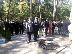 Delegacja Policji składa wieniec na cmentarzu wojennym w Granicy
