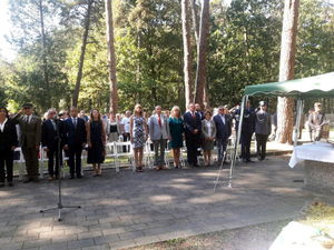 Uczestnicy uroczystości obchodów 84. rocznicy wybuchu II wojny światowej i Bitwy pod Bzurą na cmentarzu w Granicy