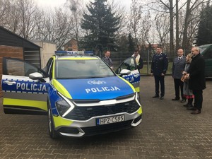 Nowy radiowóz dla policjantów z gminy Leszno i gminy Kampinos