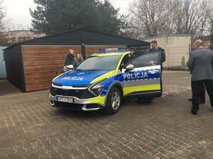 Nowy radiowóz dla policjantów z gminy Leszno i gminy Kampinos