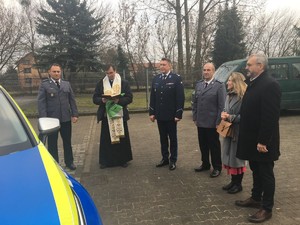 Nowy radiowóz dla policjantów z gminy Leszno i gminy Kampinos