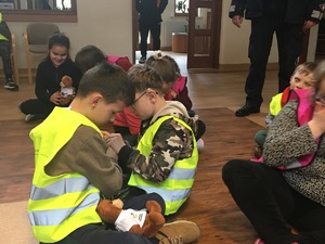 Spotkanie dzielnicowego z dziećmi z Ośrodka Szkolno-Wychowawczego dla Dzieci Niewidomych w Laskach