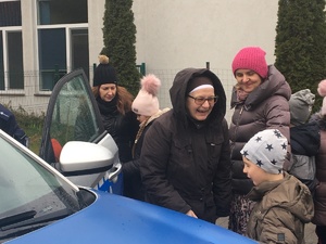 Spotkanie dzielnicowego z dziećmi z Ośrodka Szkolno-Wychowawczego dla Dzieci Niewidomych w Laskach