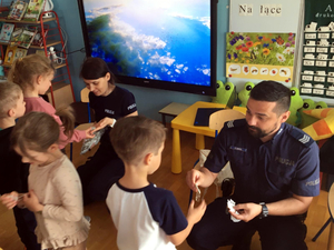 Policjanci rozdają dzieciom gadżety