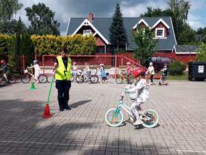 Policjantka podczas przejazdu dzieci na rowerze