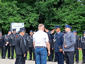 Wręczenie policjantom wyróżnień przez przedstawicieli Zarządu OSP w Ożarowie Mazowieckim