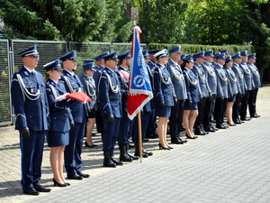 Poczet sztandarowy, poczet flagowy i pododdział policjantów podczas uroczystego apelu