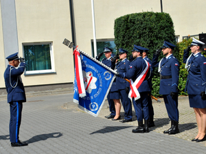 Zastępca Komendanta Stołecznego oddaje honor sztandarowi