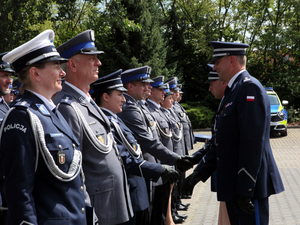 Komendant wręcza akty mianowania policjantom