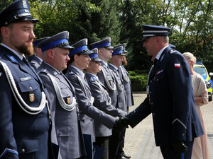 Komendant wręcza akty mianowania policjantom