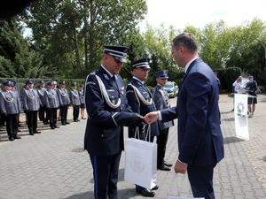 Starosta wręcza nagrodę Komendantowi Powiatowemu Policji