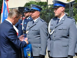 Burmistrz Błonia wręcza nagrody policjantom