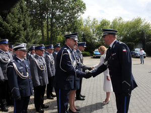 Zastępca Burmistrza Łomianek wręcza nagrody policjantom