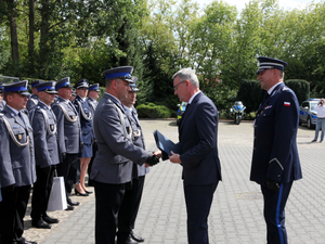 Wójt Leszna wręcza nagrodę policjantom