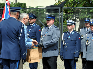 Wójt Gminy Izabelin wręcza nagrodę policjantom