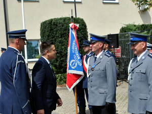 Wójt Gminy Kampinos wręcza nagrodę policjantom