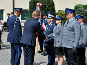 Wójt Gminy Stare Babice wręcza nagrodę policjantom