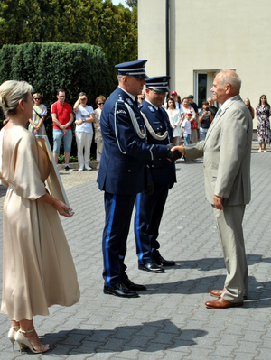 Komendant Powiatowy Policji wraz z zastępcą dziękuje za wieloletnią współpracę byłemu Staroście Warszawskiemu Zachodniemu