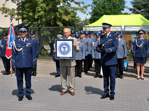 Komendant Powiatowy Policji wraz z zastępcą i były Starosta Warszawski Zachodni z otrzymanymi podziękowaniami