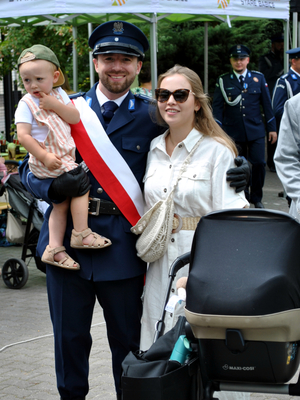 Policjant razem ze swoją rodziną podczas pikniku rodzinnego