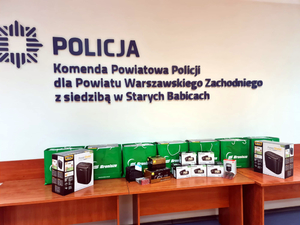 Przekazany policjantom sprzęt biurowy i elektroniczny oraz materiały eksploatacyjne