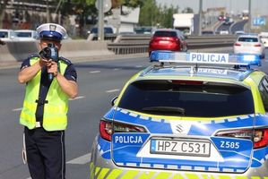 Radiowóz policyjny kontrolujący prędkość pojazdów na drogach