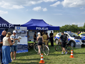 Stoisko policyjne na pikniku, na którym gromadzą się uczestnicy imprezy