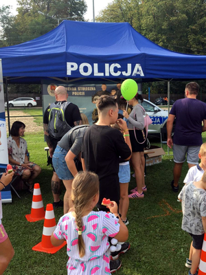 Stoisko promocyjne Policji, gdzie policjanci rozmawiali z uczestnikami pikniku o bezpieczeństwie